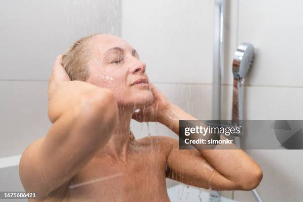 frau mit dusche - haare waschen frau stock-fotos und bilder