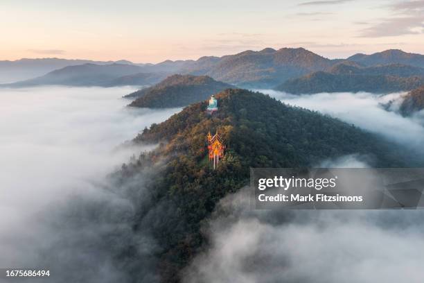 wat phra that doi phra chan and the great buddha of kamakura statue, lampang, northern thailand - religieus icoon stockfoto's en -beelden