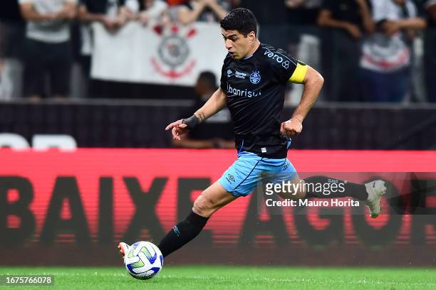 Luis Suarez of Gremio controls the ball during a match between Corinthians and Gremio as part of Brasileirao Series A 2023 at Neo Quimica Arena on...