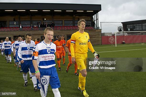 Mijkel Nieuwenhuizen, Edwin van der Sar during the benefit match for the relatives of Richard Nieuwenhuizen, the football linesman who died after...