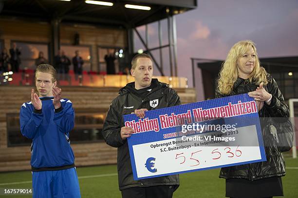 Mijkel Nieuwenhuizen, Jamie, en mevrouw Nieuwenhuizen during the benefit match for the relatives of Richard Nieuwenhuizen, the football linesman who...