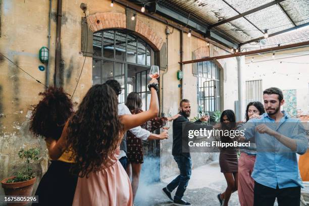 des amis qui s’amusent ensemble en faisant la ligne de conga - faire la chenille photos et images de collection