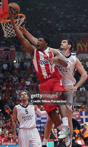 Kyle Hines,#4 of Olympiacos Piraeus competes with Stanko Barac, #42 of Anadolu Efes Istanbul during the Turkish Airlines Euroleague 2012-2013 Play...