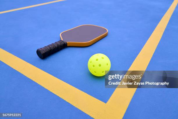 pickleball paddle and ball on pickle ball court - table tennis bat stock pictures, royalty-free photos & images