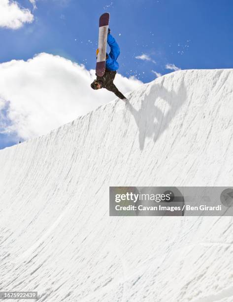 snowboarder riding halfpipe - halfpipe photos et images de collection