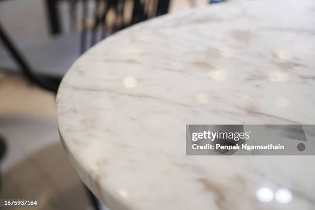 empty marble table in restaurant on blurred​ of background​ - arbeitsplatte stock-fotos und bilder