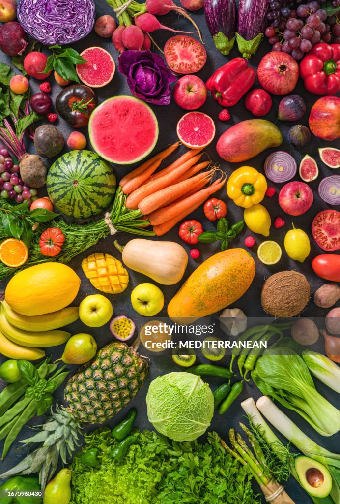 Buntes rohes Obst und Gemüse, abwechslungsreiches veganes Essen, lebendiges Regenbogen-Arrangement