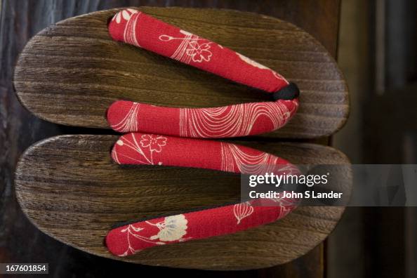 Japanese Sandals - Geta are a type of traditional Japanese footwear ...