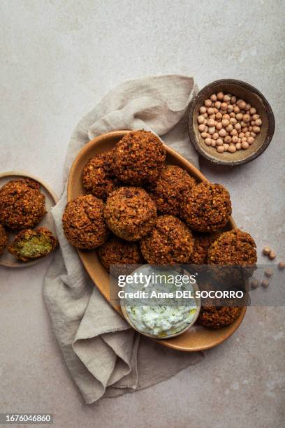 homemade chickpeas falafels with yogurt and herbs sauce - cucina del medio oriente foto e immagini stock
