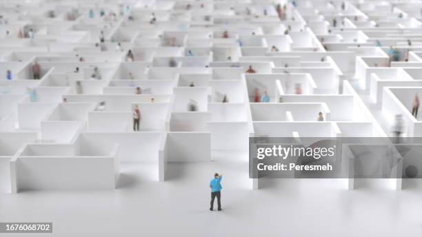 man in maze - verdwaald stockfoto's en -beelden