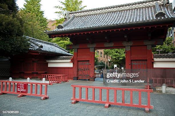 The elegant Akamon, a symbol of the University of Tokyo, is also an important national cultural treasure. Built to welcome Yasuhime, the daughter of...