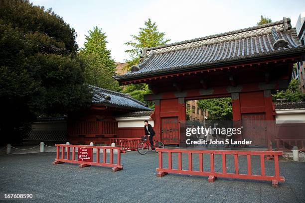 The elegant Akamon, a symbol of the University of Tokyo, is also an important national cultural treasure. Built to welcome Yasuhime, the daughter of...