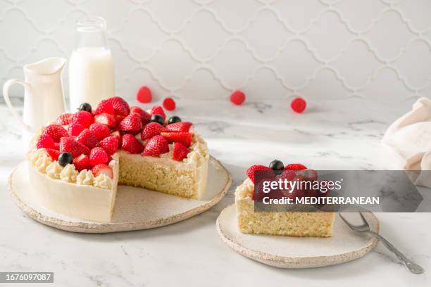pastel de tres leches, three milk cake latin america bakery with strawberries - taart stockfoto's en -beelden