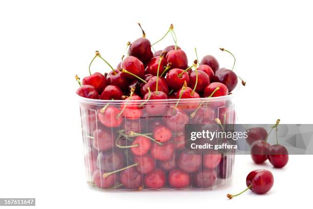 cerises rouge dans le récipient en plastique - cerise photos et images de collection