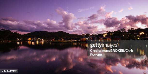 lake crackenback sunset and lake reflection on a summer evening in kosciuszko national park in new south wales - australia summer reflection foto e immagini stock