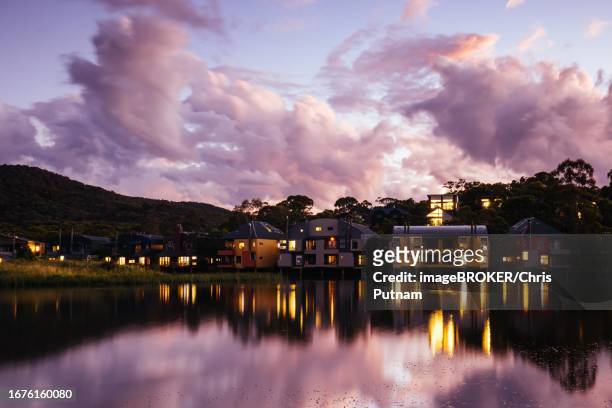 lake crackenback sunset and lake reflection on a summer evening in kosciuszko national park in new south wales - australia summer reflection foto e immagini stock
