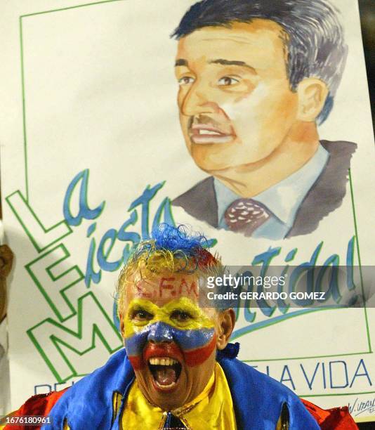 Un hincha grita consignas, durante el partido en homenaje al ex técnico del Once Caldas, Luis Fernando Montoya, en Medellin, el 27 de julio de 2005....