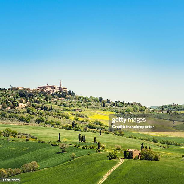 pienza stadt auf frühling landschaft - tuscany villa stock-fotos und bilder