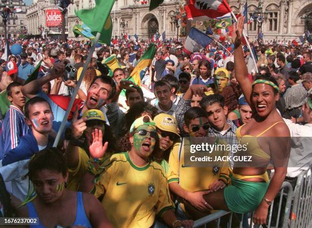 Des centaines de supporters des équipes de France et du Brésil attendent, le 12 juillet sur la place de l'hôtel de ville à Paris, le début de la...