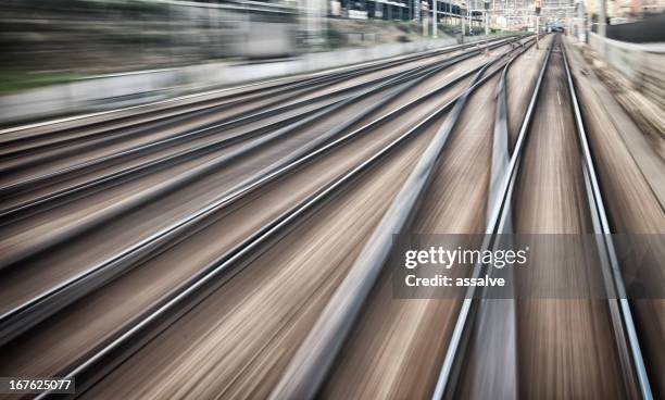 bahngleise und ausfahrten - bahngleis stock-fotos und bilder