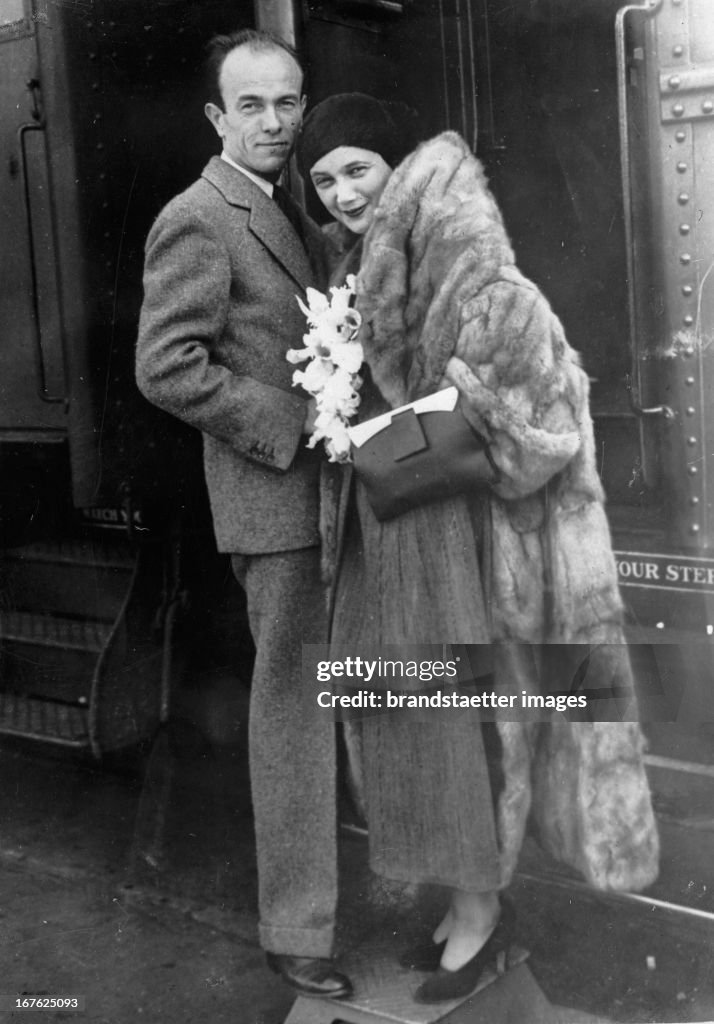 Jetta Goudal (US-american actress) and her husband Harold Grieve (art director) on the way from Hollywood to Yuma (Arizona). 1930. Photograph. (Photo by Imagno/Getty Images) Jetta Goudal (US-amerikanische Schauspielerin) und ihr Mann Harold Grieve (Art Dir