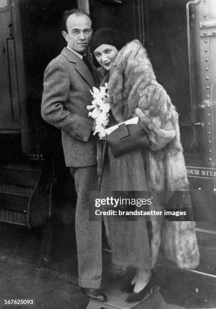 Jetta Goudal and her husband Harold Grieve on the way from Hollywood to Yuma . 1930. Photograph. Jetta Goudal und ihr Mann Harold Grieve bei ihrer...
