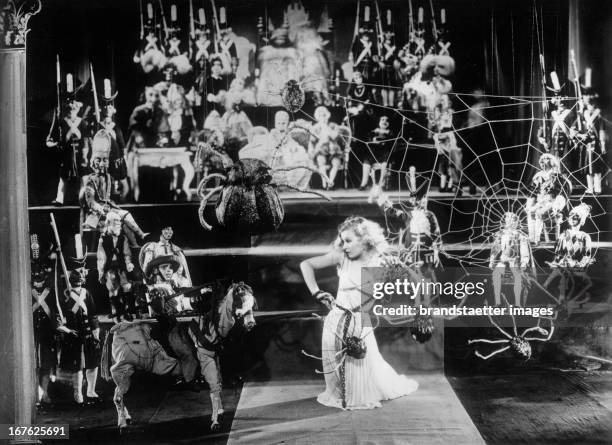 The British actress Lilian Harvey in a scene from the movie "I am Suzanne" . Photograph. About 1930. Die britische Schauspielerin Lilian Harvey in...