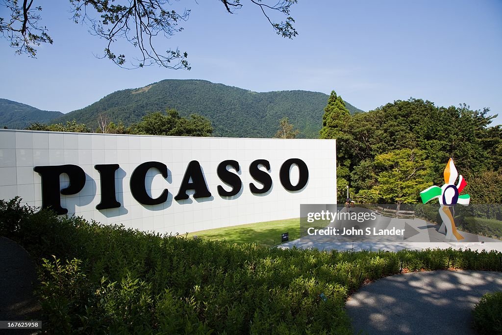 "Picasso Pavilion" at The Hakone Open Air Museum creates a...