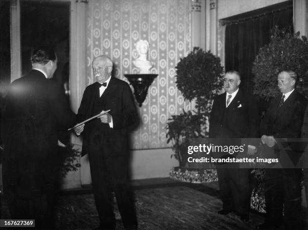 The composer Richard Strauß gets the honour membership in the Viennes Konzerthausgesellschaft. Österreich. Photograph. May 19th 1937. Der Komponist...