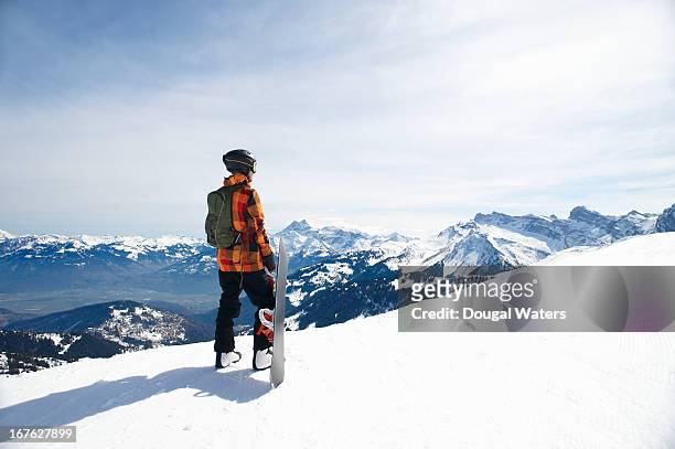 snowboarder looking across mountain range. - prancha de snowboard - fotografias e filmes do acervo