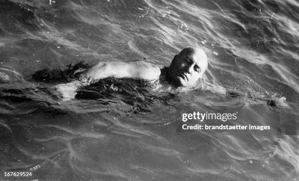 Benito Mussolini swims in Rom. Photograph. November 2nd 1934. Benito Mussolini beim Schwimmen. Photographie. 2.11.1934.