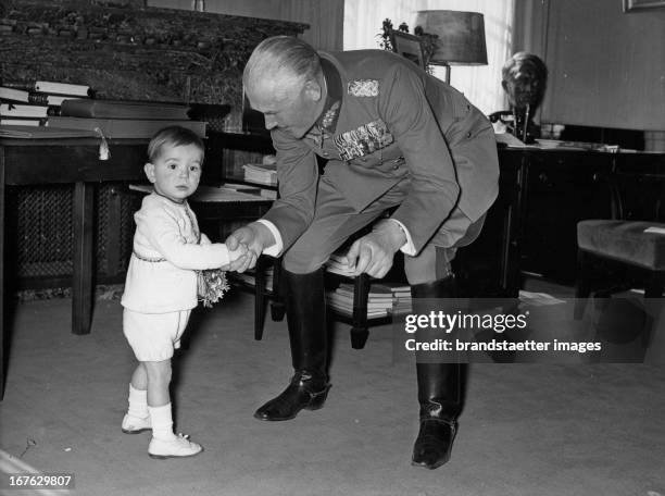 The grandchild of War Minister Werner von Blomberg congratulates on the occasion of the fortieth anniversary of service. Germany. Photograph. Das...