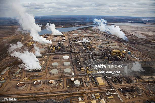 ölraffinerie - oil sands stock-fotos und bilder