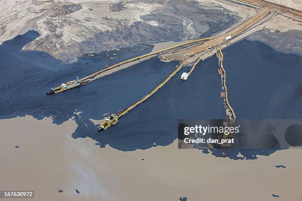 oilsands tailings pond - olielek stockfoto's en -beelden