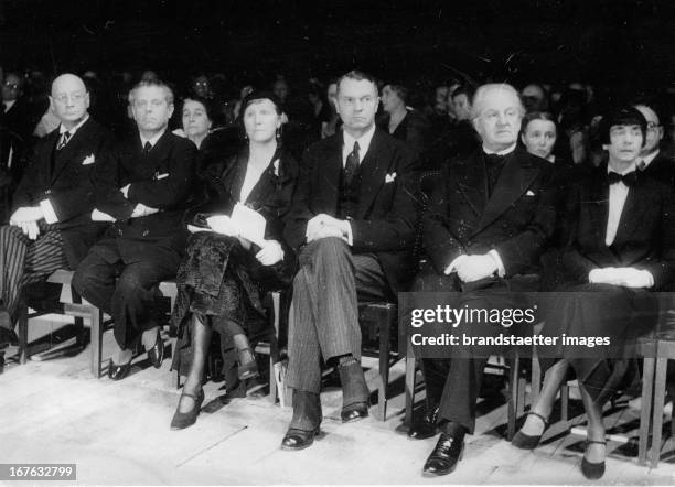 In honor of the poet Gerhart Hauptmann on the occasion of his 70th birthday. Max Reinhardt attended the honor . Germany. Photograph. . Zu Ehren des...