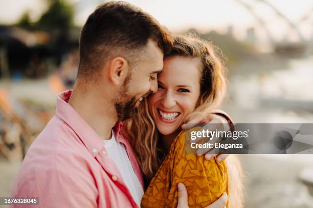 photo de beauté jeune couple - coup de foudre photos et images de collection