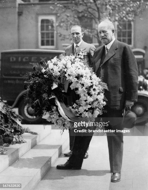 Prince Schoenburg, representative of the Austrian Ex-Service men, placed a wreath in London. Photograph. Mai 29th 1936. Prinz Schönburg Repräsentant...