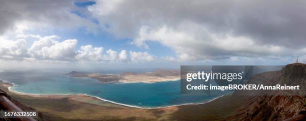 view from mirador del rio to isla graciosa, lanzarote, canary islands, spain - isla de lanzarote - fotografias e filmes do acervo