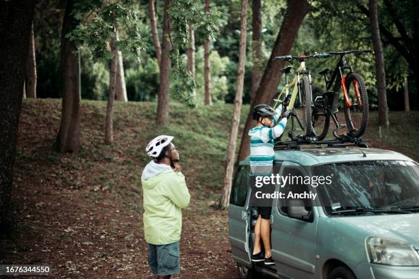 men packing their gear on a voiture - voiture autonome stockfoto's en -beelden