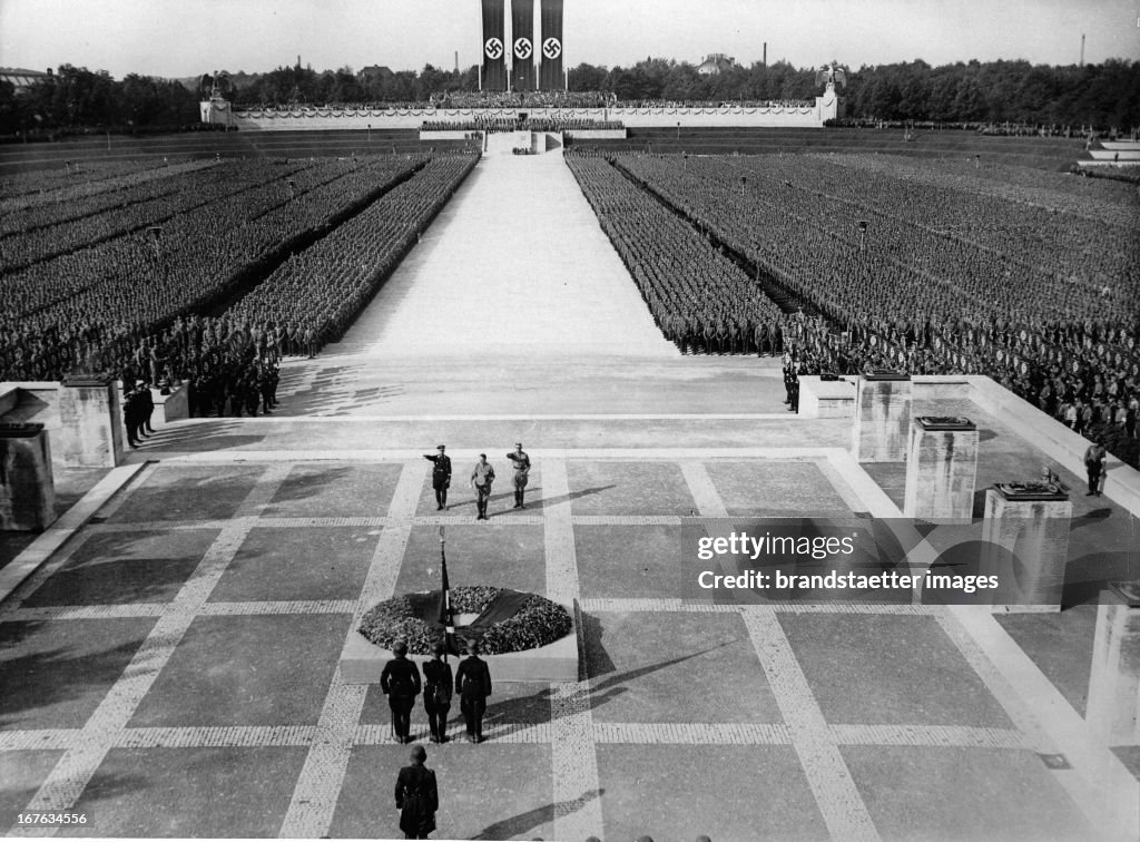 Honoring the fallen in Nuremberg. Adolf Hitler; Heinrich Himmler and Viktor Lutze (Chief of the SA) are present. Nuremberg. Germany. 09/09/1934. Photograph. (Photo by Imagno/Getty Images) Gefallenenehrung in Nürnberg. Adolf Hitler; Heinrich Himmler und  V