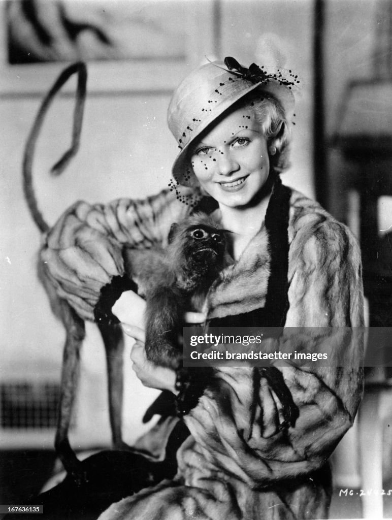 The actress Jean Harlow presents a new fashion. Photograph. About 1935. (Photo by Imagno/Getty Images) Die Filmschauspielerin Jean Harlow präsentiert die neueste Mode. Photographie. Um 1935.