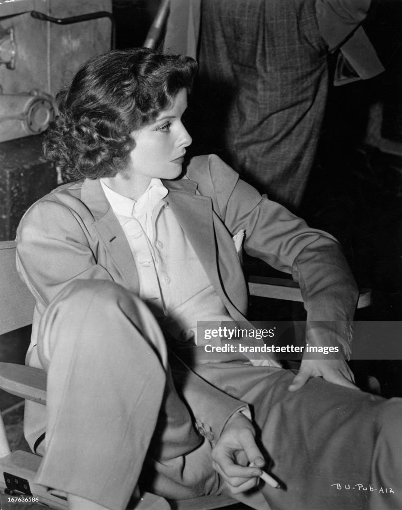 The actress Katharine Hepburn, sitting, dresses in suit. Photograph. About 1938. (Photo by Imagno/Getty Images) Die Schauspielerin Katharine Hepburn sitzend im Anzug. Photographie. Um 1938.