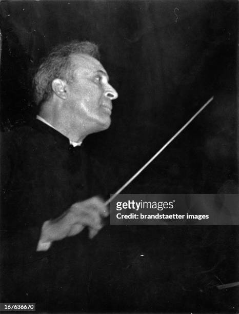 Bruno Walter conducts Anton Bruckner's 8th Symphony in Amsterdam. Photography. Around 1937. Bruno Walter dirigiert Anton Bruckners 8. Symphonie in...