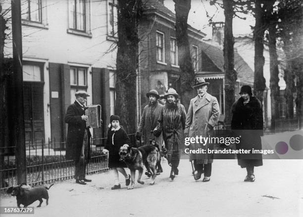 Emperor Wilhelm II with his 2nd wife Hermine and her daughters. Doorn. Netherlands. 1926. Photograph. Kaiser Wilhelm II. Mit seiner 2. Frau Hermine...