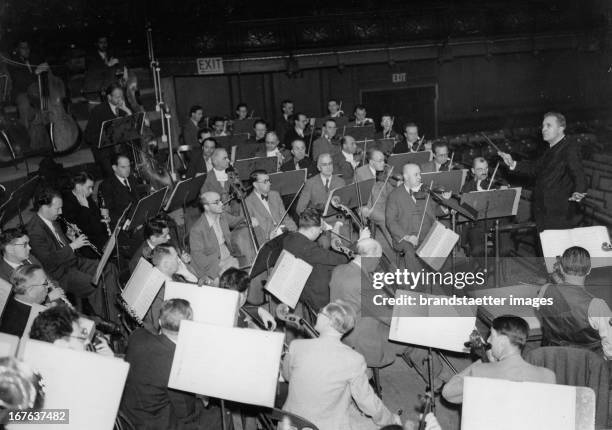 Vienna Philarmonic orchestra in London. Conductor: Bruno Walter. Queens Hall. June 25th 1937. Photograph. Die Wiener Philharmoniker in London....