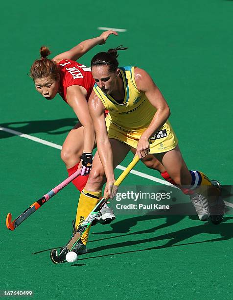 Kim Young Ran of Korea challenges Madonna Blyth of Australia during the International Test match between the Australian Hockeyroos and Korea at Perth...