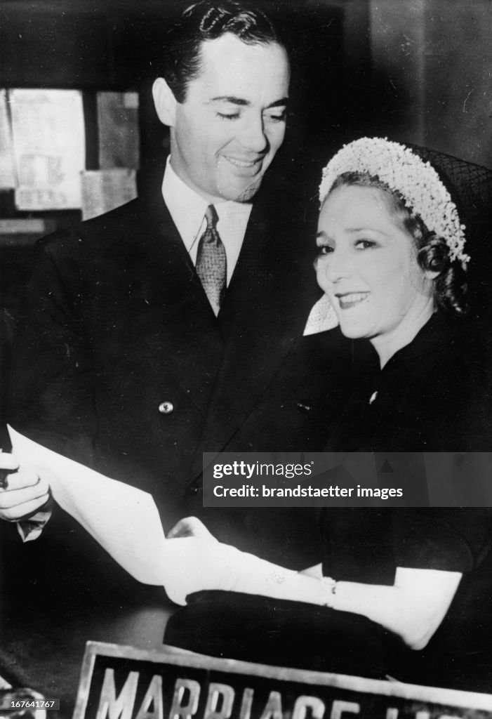 Canadian actress and her husband Charles Rogers at the civil registry office in Los Angeles. June 29th 1937. Photograph. (Photo by Imagno/Getty Images) Mary Pickford; kanadische Schauspielerin und ihr Mann Charles Rogers (amerikanischer Schauspieler) auf d