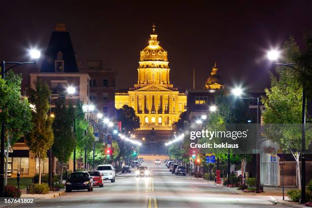 capitólio do estado de iowa à noite - iowa imagens e fotografias de stock