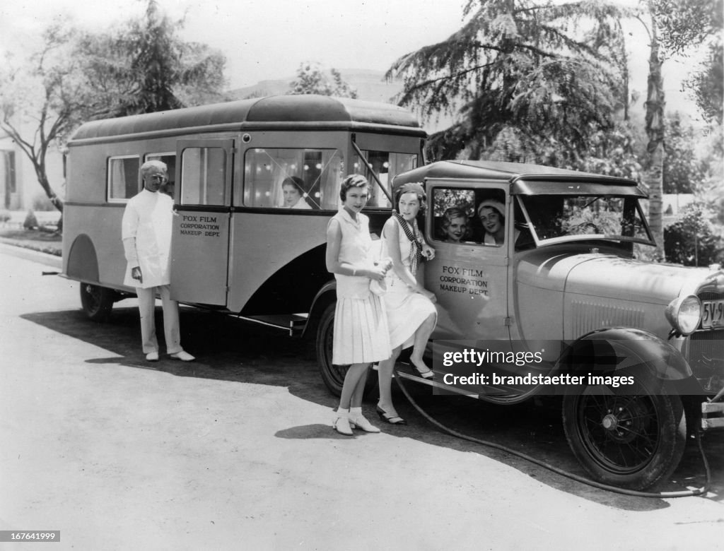 The mobile makeup artists of the Fox Film Corporation. Seated in the car: Claire Luce and Helen Cohan; standing Joyce Compton and Maureen O `Sullivan. Hollywood. 09/11/1930. Photograph. (Photo by Imagno/Getty Images) Die mobilen Visagisten der Fox Film Cor