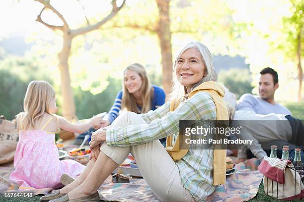 familie picknick zusammen im freien - asian family in park stock-fotos und bilder